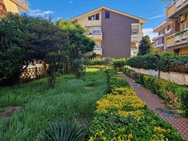 appartamento in vendita a Pomezia in zona Torvaianica