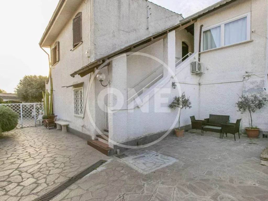 casa indipendente in vendita a Pomezia in zona Torvaianica Alta