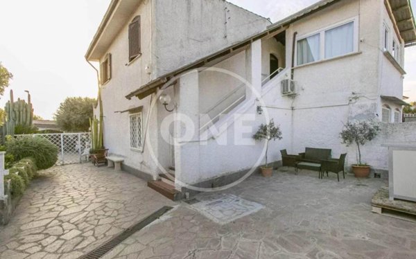 casa indipendente in vendita a Pomezia in zona Torvaianica Alta