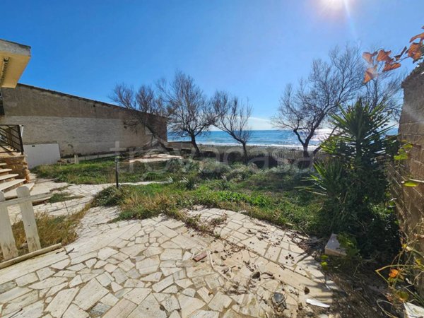casa indipendente in vendita a Pomezia in zona Torvaianica