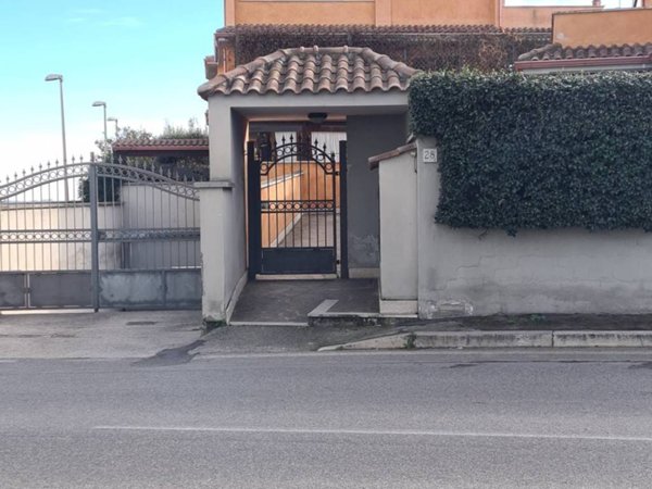 appartamento in vendita a Pomezia in zona Santa Palomba