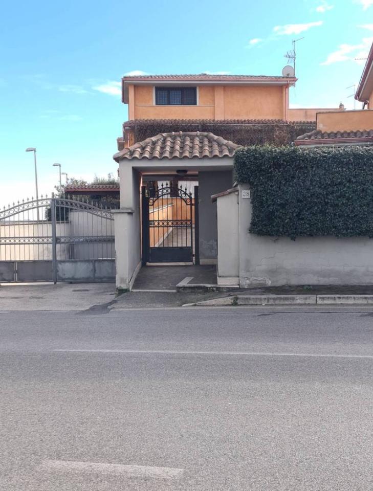 appartamento in vendita a Pomezia in zona Santa Palomba