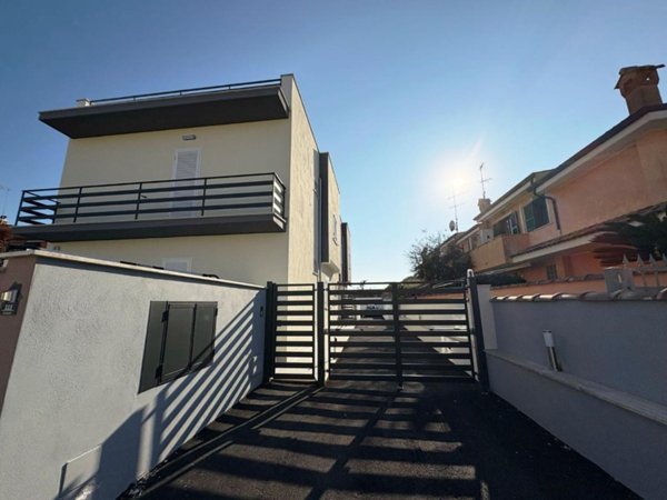 appartamento in vendita a Pomezia in zona Pratica di Mare