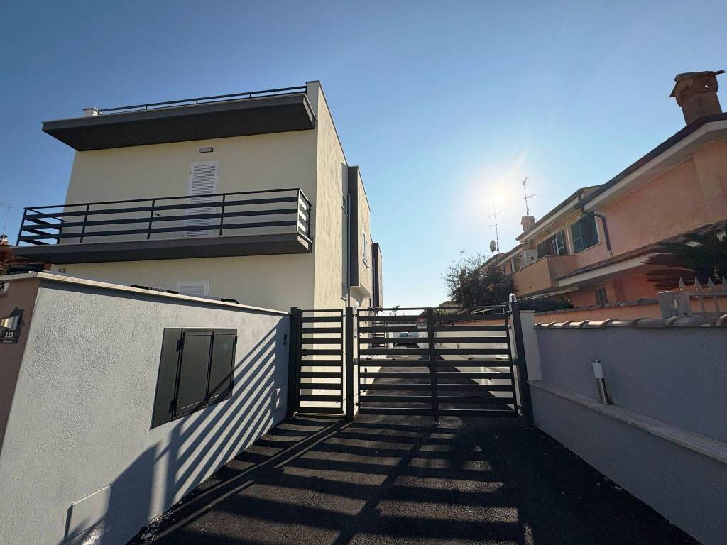 appartamento in vendita a Pomezia in zona Pratica di Mare