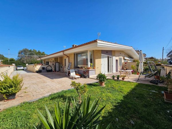 casa indipendente in vendita a Pomezia in zona Torvaianica