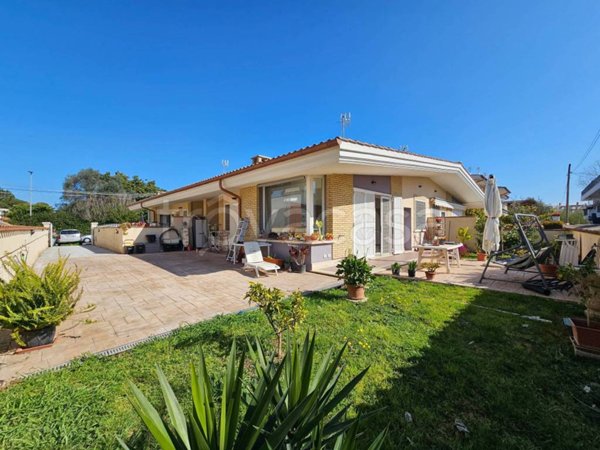 casa indipendente in vendita a Pomezia in zona Campo Ascolano