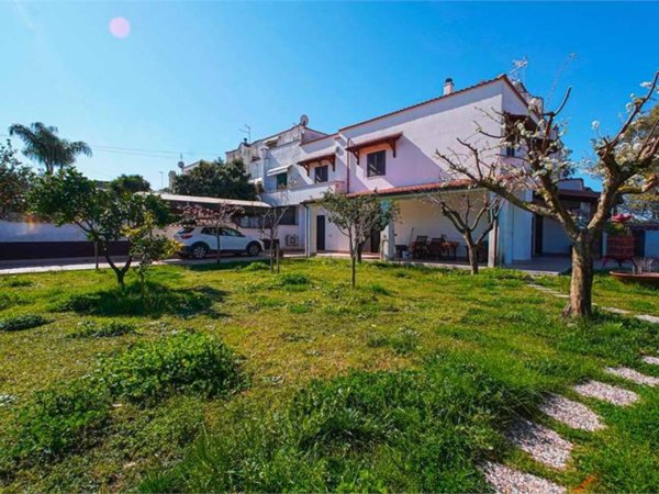casa indipendente in vendita a Pomezia in zona Torvaianica