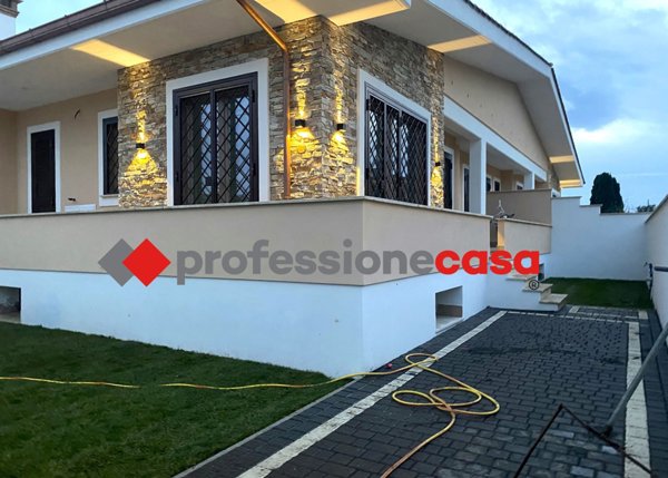 casa indipendente in vendita a Pomezia in zona Torvaianica