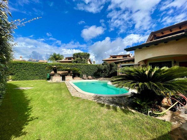 casa indipendente in vendita a Pomezia in zona Colli di Enea