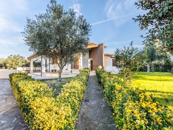 casa indipendente in vendita a Pomezia in zona Santa Palomba