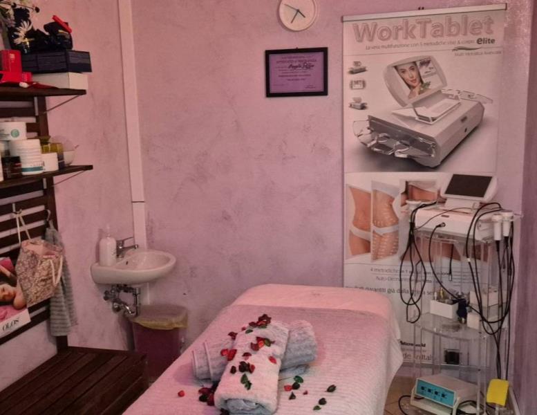 negozio in vendita a Pomezia in zona Torvaianica