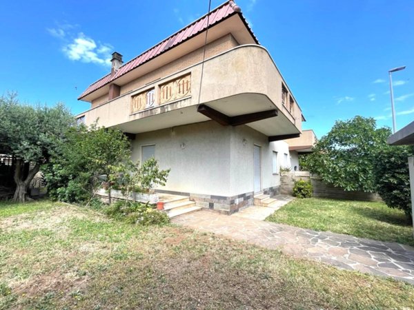 casa indipendente in vendita a Pomezia in zona Torvaianica Alta