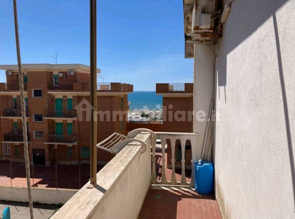 appartamento in vendita a Pomezia in zona Pratica di Mare