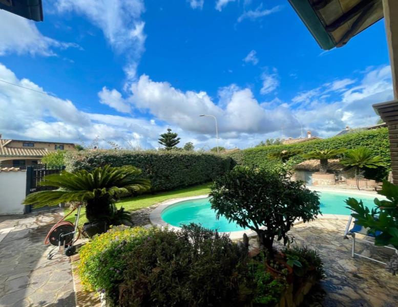 casa indipendente in vendita a Pomezia