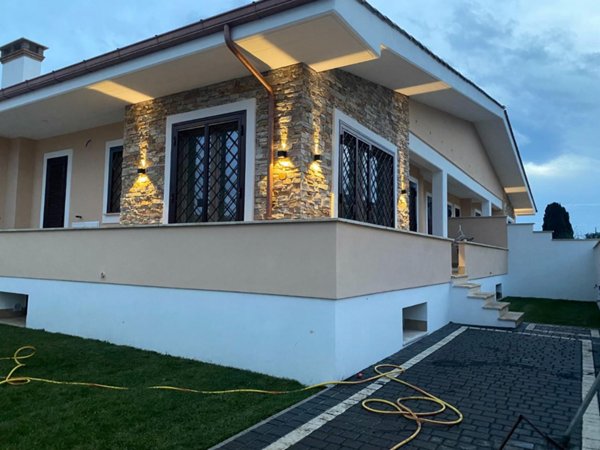 casa indipendente in vendita a Pomezia in zona Torvaianica Alta