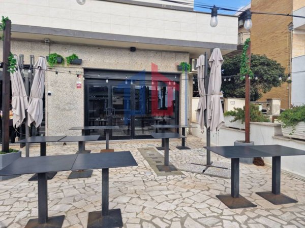 negozio in vendita a Pomezia in zona Torvaianica