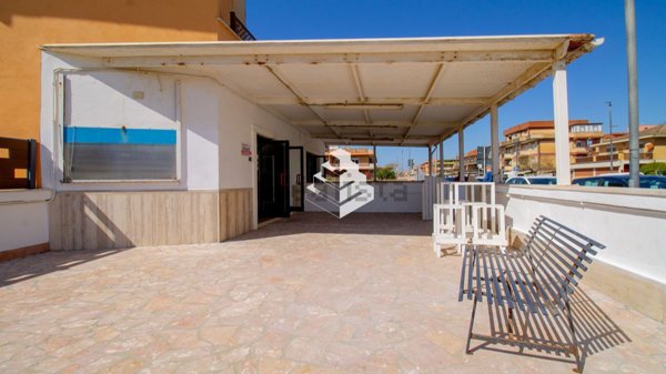 locale commerciale in vendita a Pomezia in zona Torvaianica