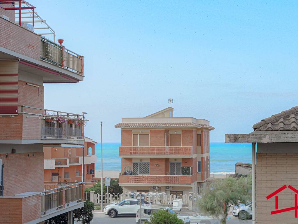 appartamento in vendita a Pomezia in zona Torvaianica