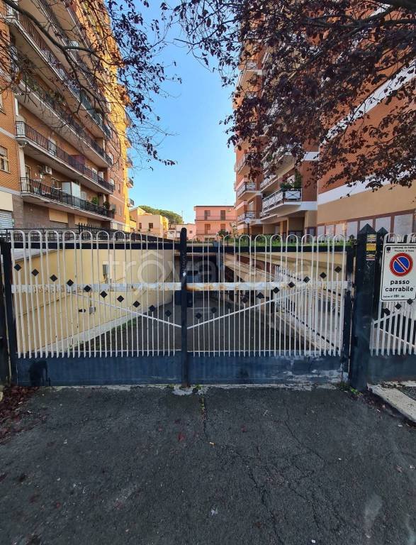 locale di sgombero in vendita a Pomezia