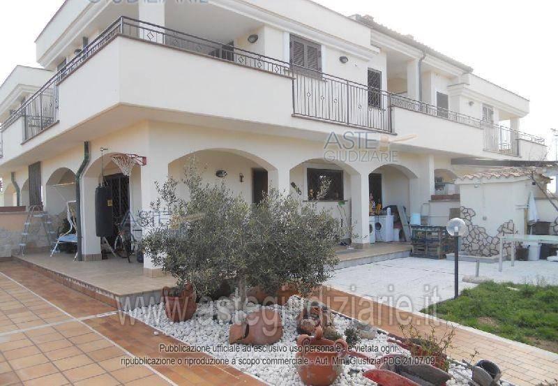 casa indipendente in vendita a Pomezia in zona Torvaianica