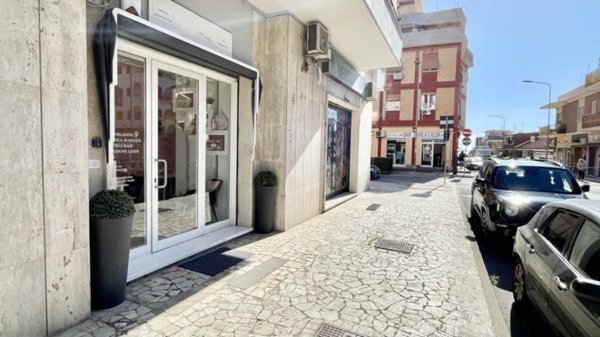 negozio in vendita a Pomezia in zona Torvaianica