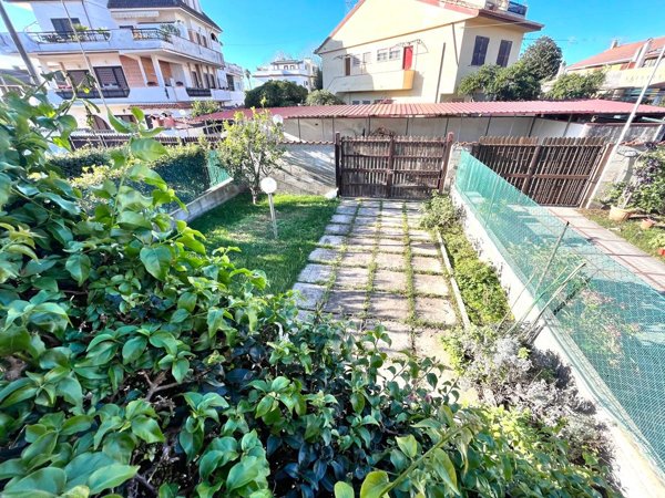 appartamento in vendita a Pomezia in zona Torvaianica