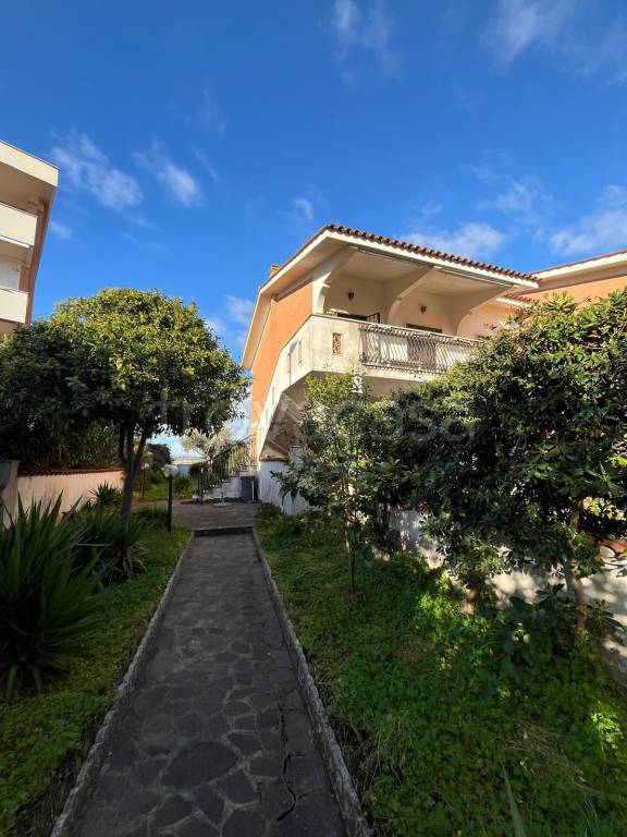 casa indipendente in vendita a Pomezia in zona Torvaianica