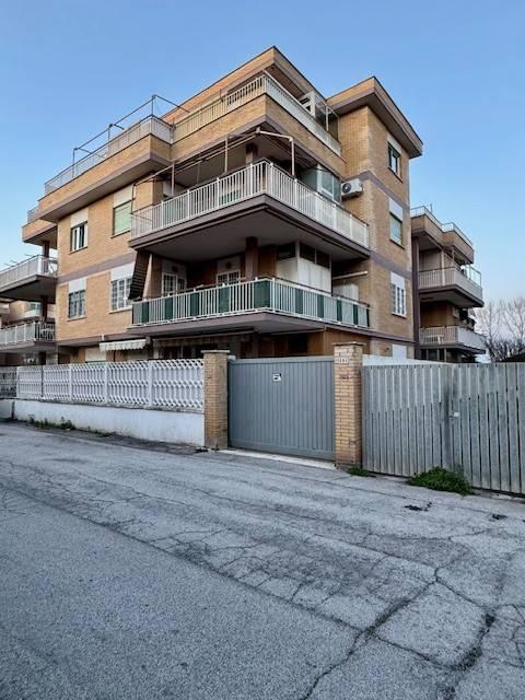 appartamento in vendita a Pomezia in zona Torvaianica