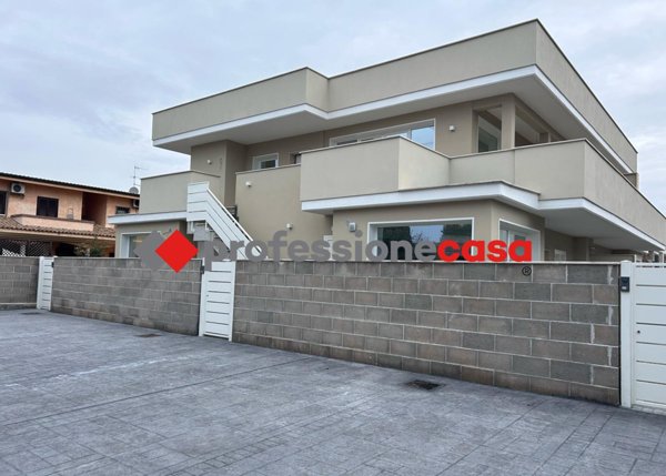 casa indipendente in vendita a Pomezia in zona Torvaianica Alta