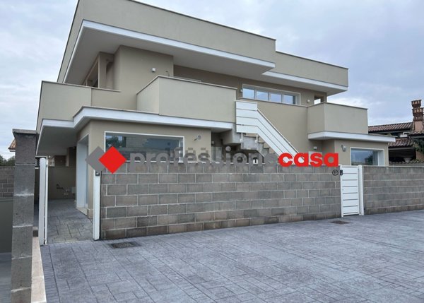 casa indipendente in vendita a Pomezia in zona Torvaianica