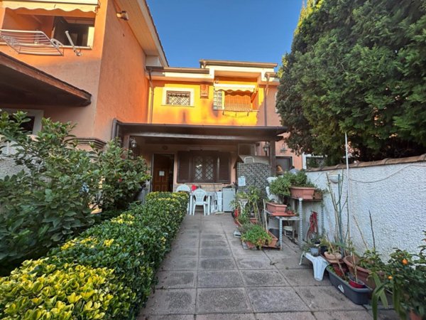 casa indipendente in vendita a Pomezia in zona Torvaianica