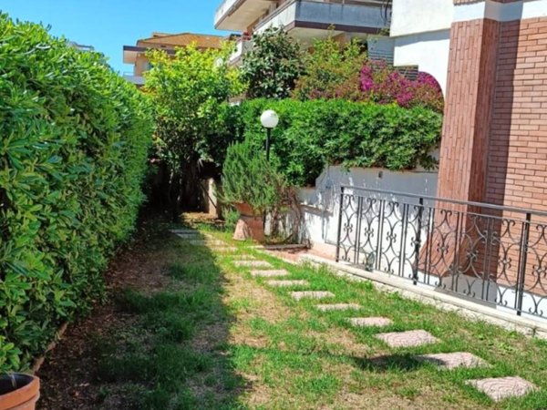 casa indipendente in vendita a Pomezia in zona Torvaianica