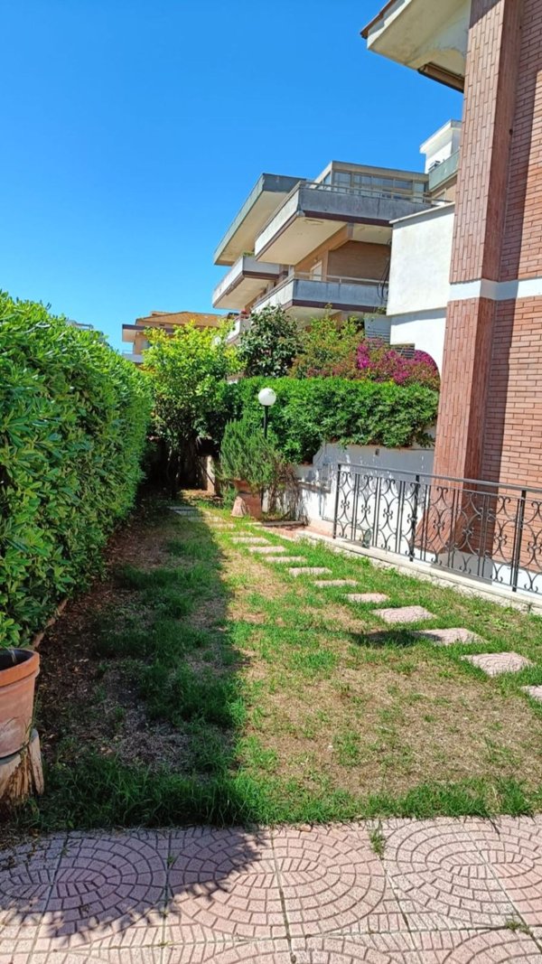 casa indipendente in vendita a Pomezia in zona Torvaianica