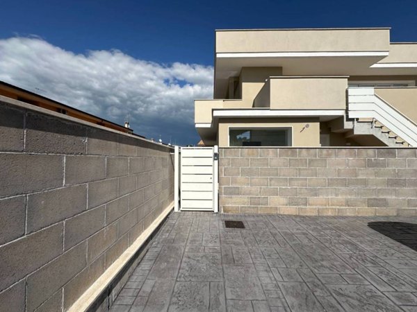 casa indipendente in vendita a Pomezia in zona Torvaianica Alta