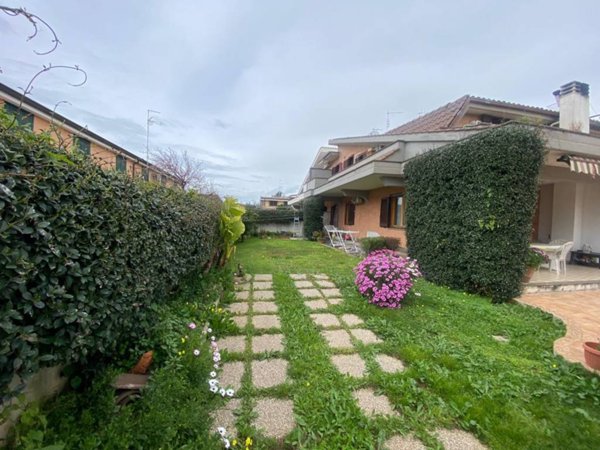 casa indipendente in vendita a Pomezia in zona Torvaianica Alta