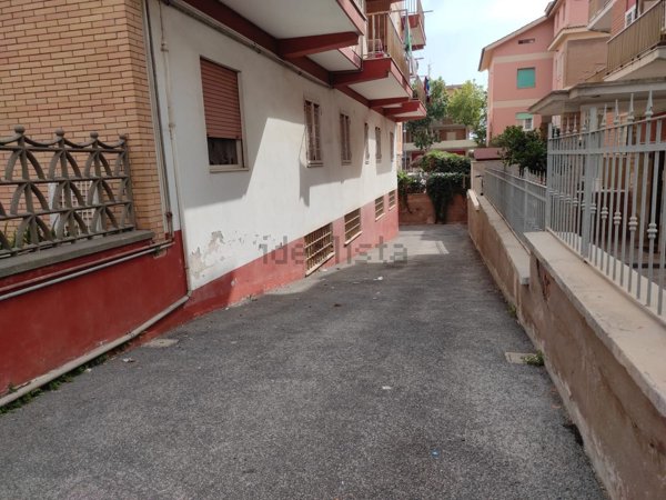 locale di sgombero in vendita a Pomezia in zona Torvaianica