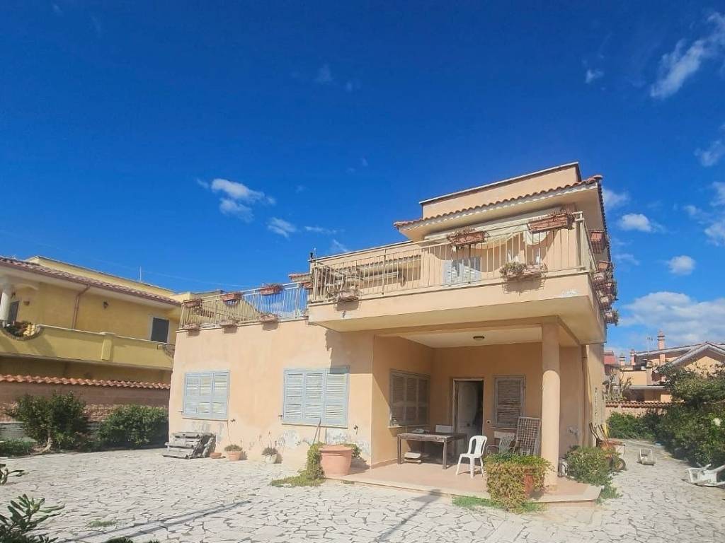 casa indipendente in vendita a Pomezia in zona Torvaianica