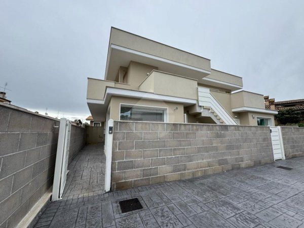 casa indipendente in vendita a Pomezia in zona Torvaianica Alta