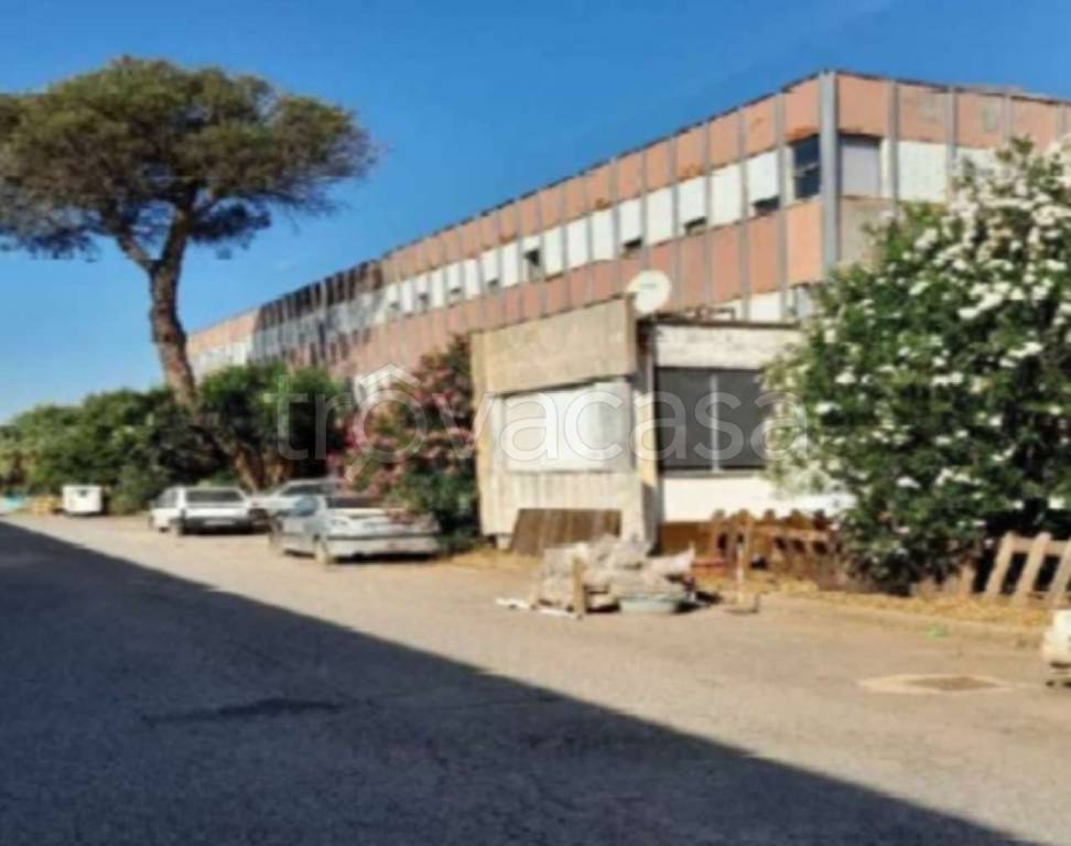 locale commerciale in vendita a Pomezia