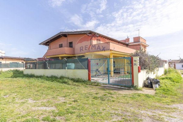 appartamento in vendita a Pomezia in zona Castagnetta
