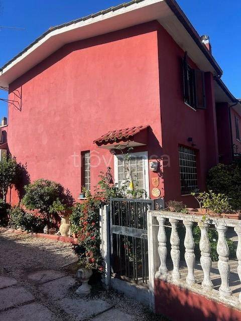casa indipendente in vendita a Pomezia in zona Torvaianica