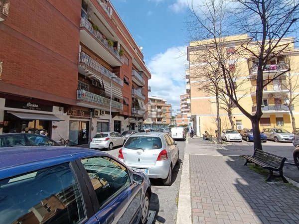 locale di sgombero in vendita a Pomezia