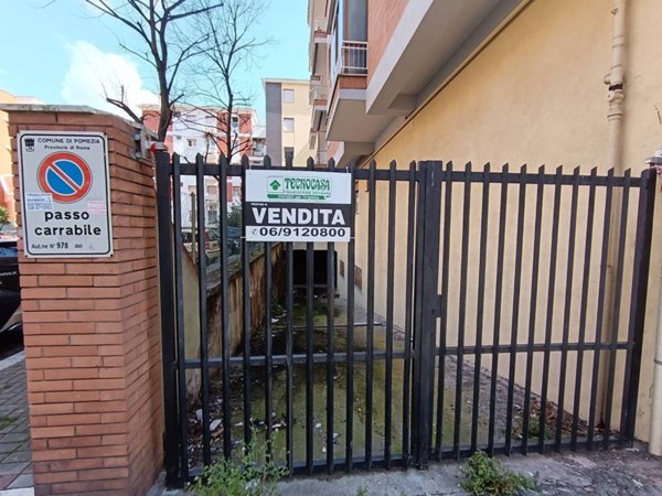 locale di sgombero in vendita a Pomezia