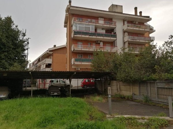 appartamento in vendita a Pomezia in zona Pratica di Mare