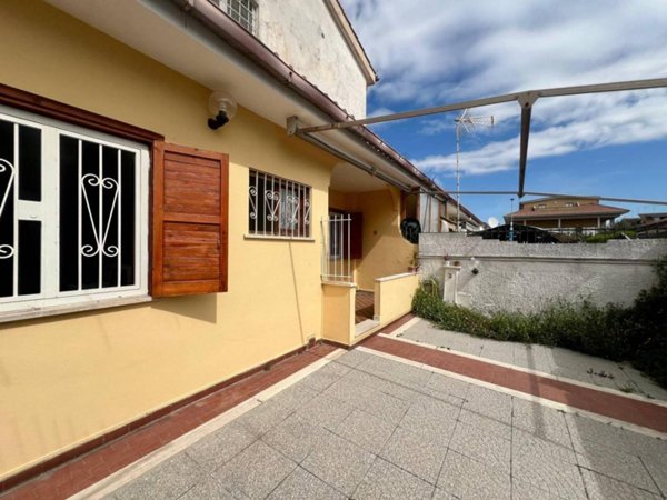 casa indipendente in vendita a Pomezia in zona Pratica di Mare