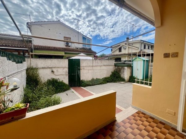 casa indipendente in vendita a Pomezia