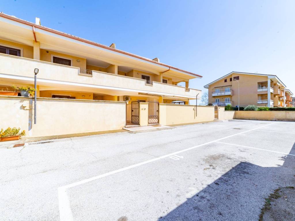 appartamento in vendita a Pomezia in zona Torvaianica