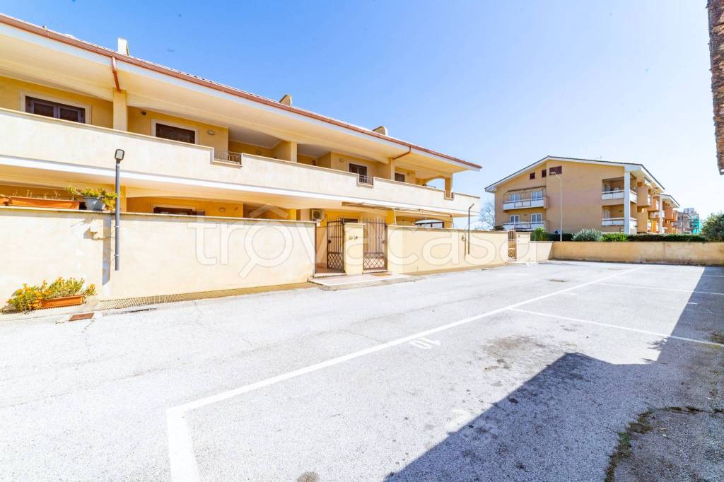 appartamento in vendita a Pomezia in zona Torvaianica