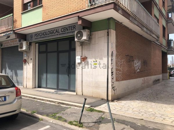 locale commerciale in vendita a Pomezia