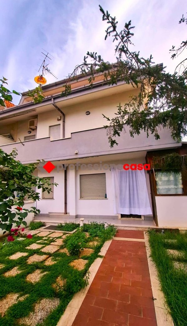 casa indipendente in vendita a Pomezia